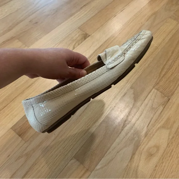 Vionic Larrun Women's Ivory Snake Pattern
Orthotic Slip on Loafers Size 8.5 - Picture 5 of 8
